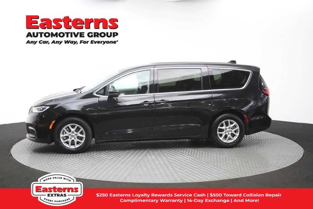Used 2023 Chrysler Pacifica Touring-L FWD image 62