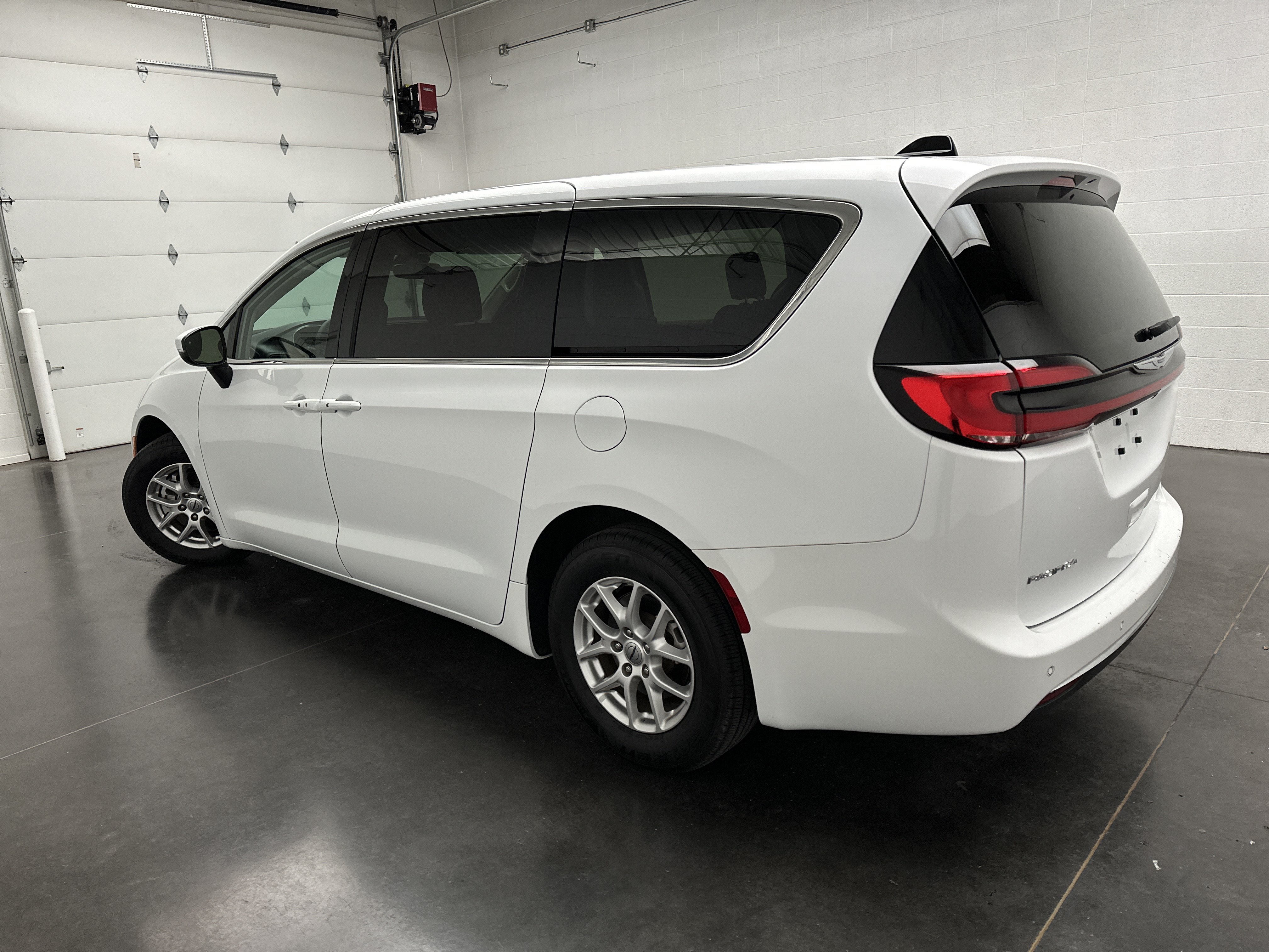 Used 2023 Chrysler Pacifica Touring-L FWD image 7