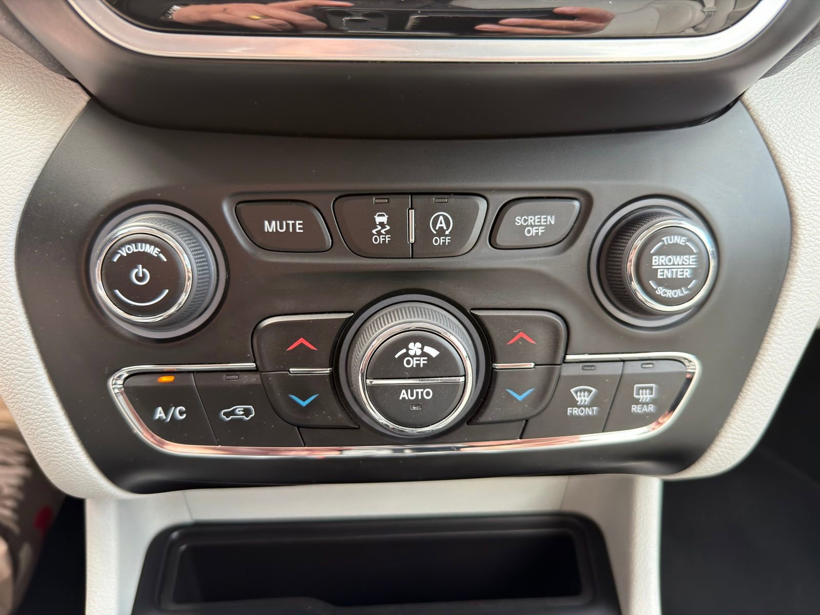 Used 2020 Jeep Cherokee Limited w/ Technology Group image 25