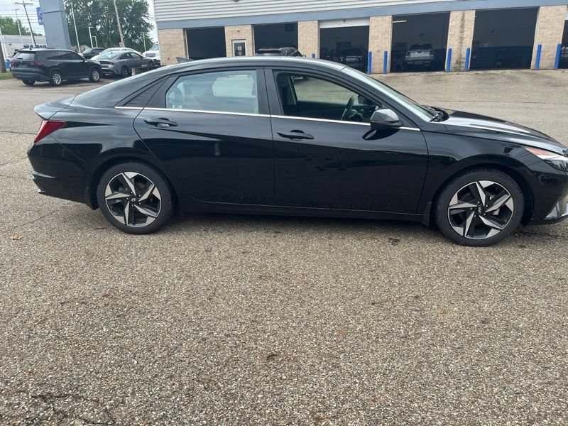 Used 2023 Hyundai Elantra Limited FWD image 4