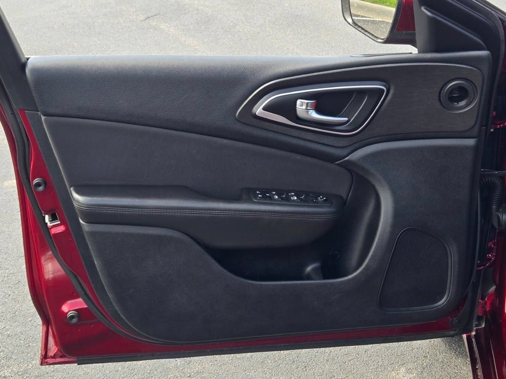 Used 2015 Chrysler 200 Limited w/ Convenience Group FWD image 17