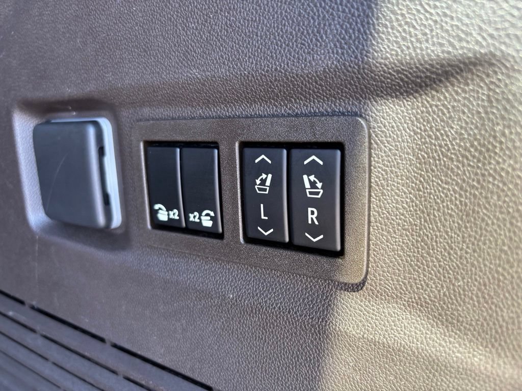 Used 2022 GMC Yukon SLT w/ SLT Premium Package AWD/4WD image 22