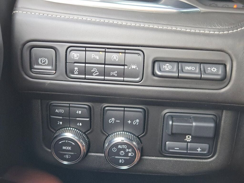 Used 2023 GMC Yukon XL Denali Ultimate image 30