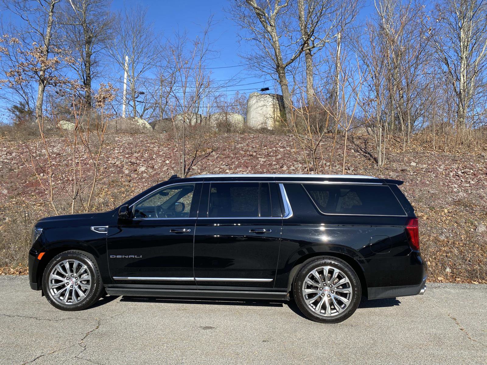 Used 2022 GMC Yukon XL Denali w/ Denali Ultimate Package image 3