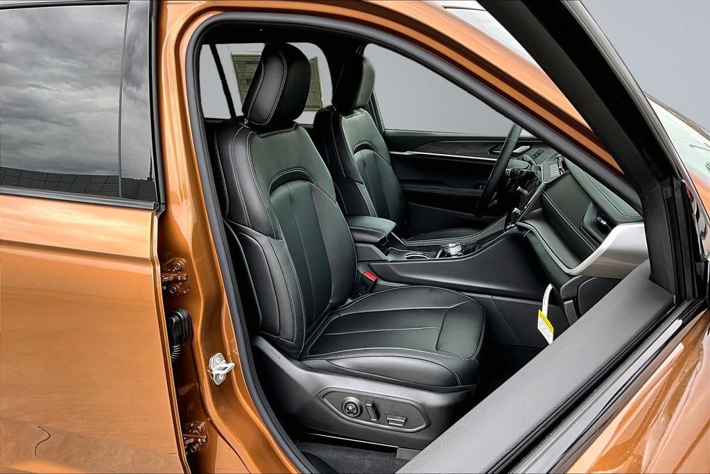 New 2026 Jeep Grand Cherokee Limited w/ Limited Altitude Package AWD/4WD image 16