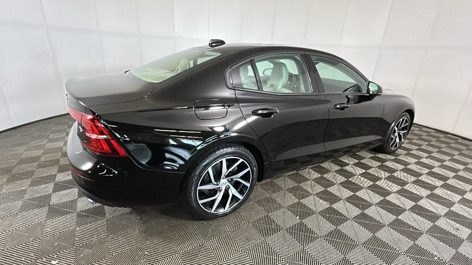Used 2019 Volvo S60 T5 Momentum w/ Multimedia Package FWD image 2