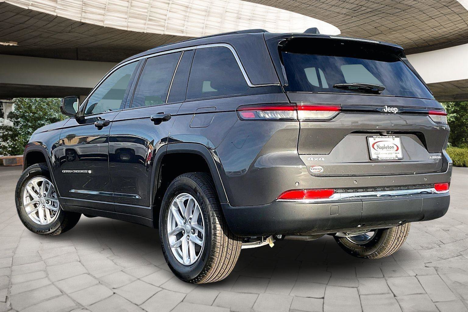 New 2025 Jeep Grand Cherokee Laredo X w/ Luxury Tech Group I image 3