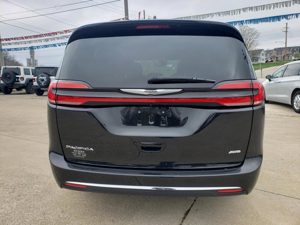 Used 2022 Chrysler Pacifica Touring image 4