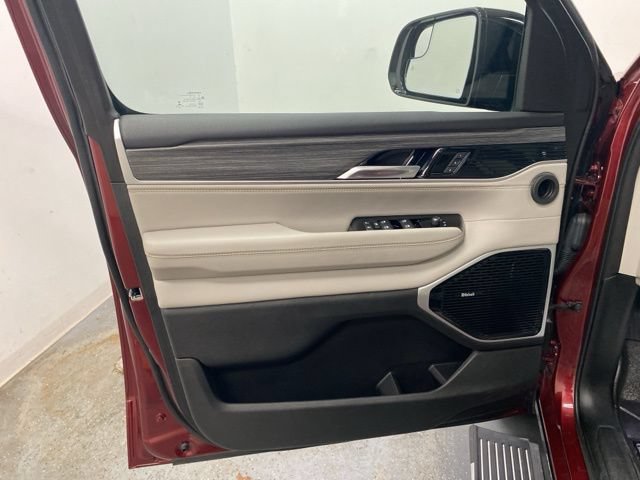Used 2023 Jeep Wagoneer Series III w/ Premium Group I AWD/4WD image 21