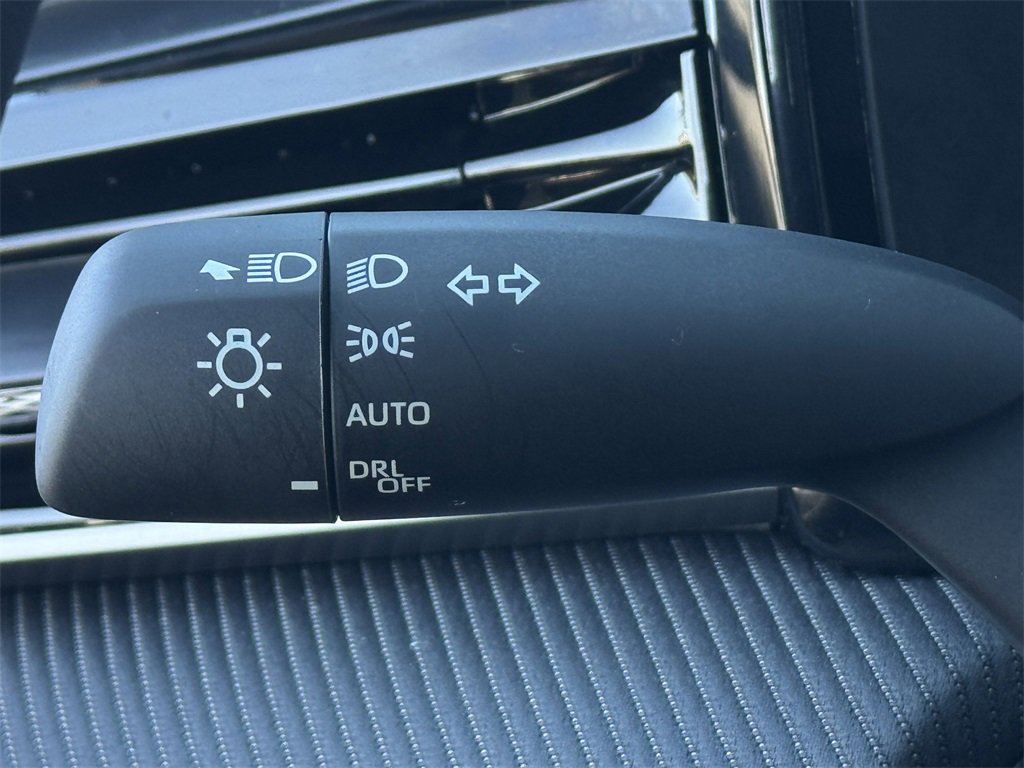 Used 2025 Toyota Camry SE w/ Convenience Package image 23