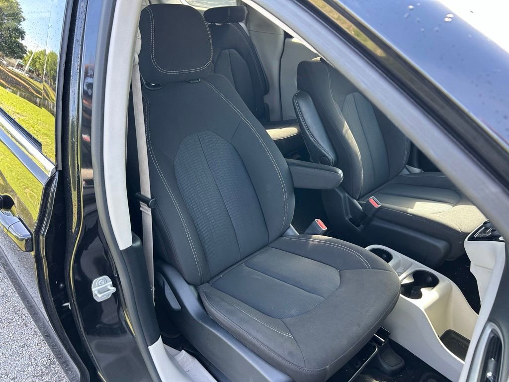 Used 2023 Chrysler Voyager LX FWD image 16