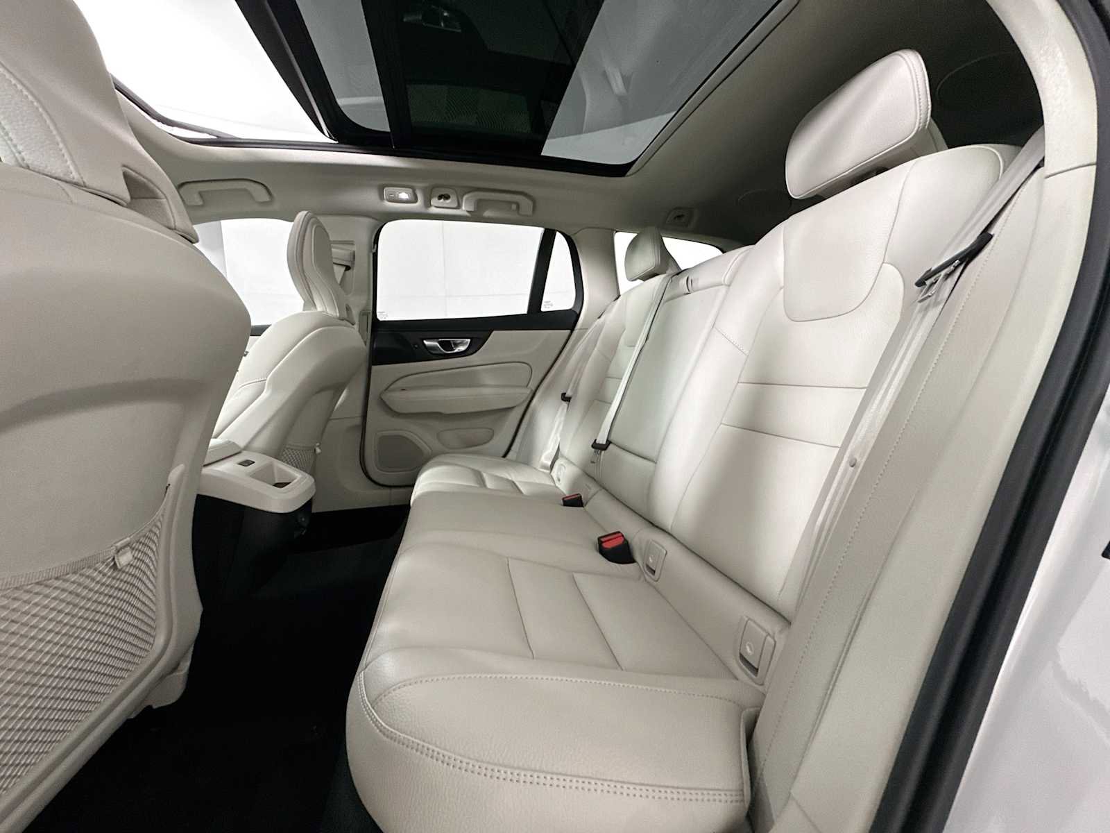 Used 2025 Volvo V60 B5 Cross Country Plus w/ Protection Package Premier image 23