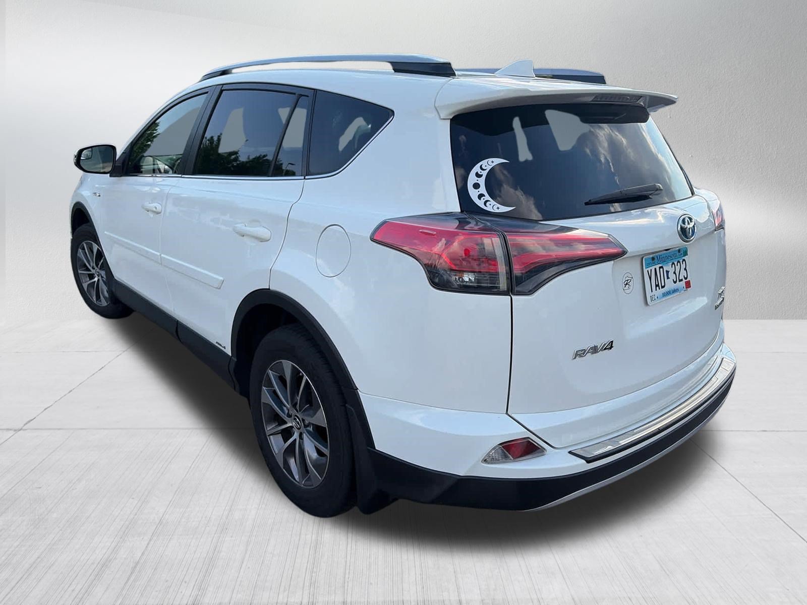 Used 2018 Toyota RAV4 XLE AWD/4WD image 4