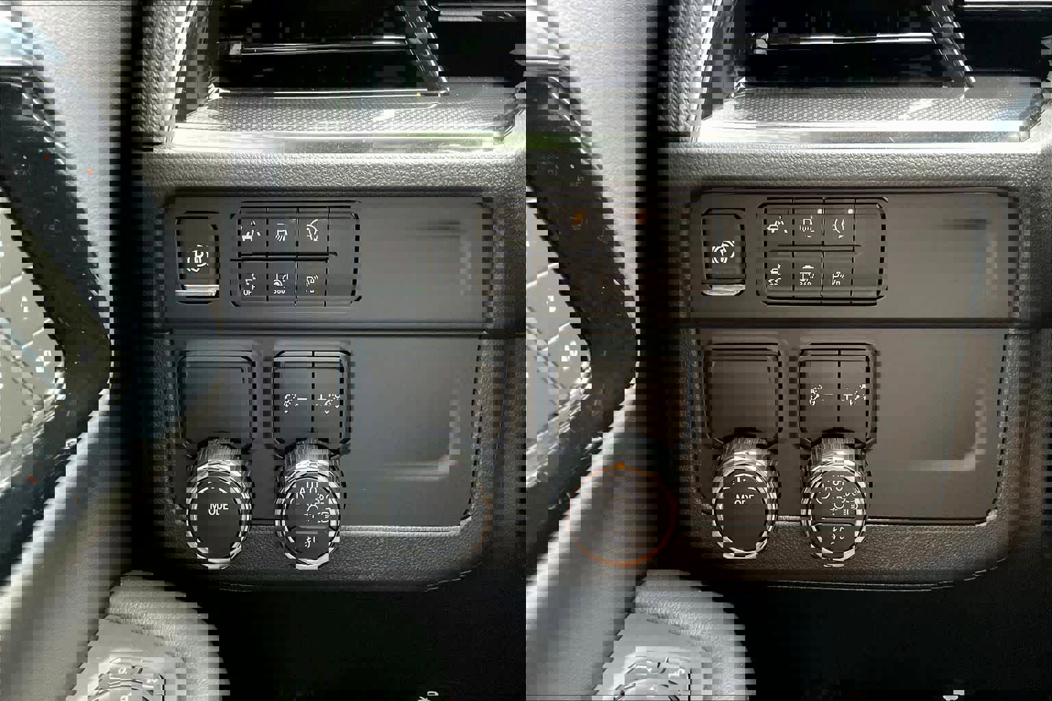 Certified 2025 Chevrolet Suburban RST image 33