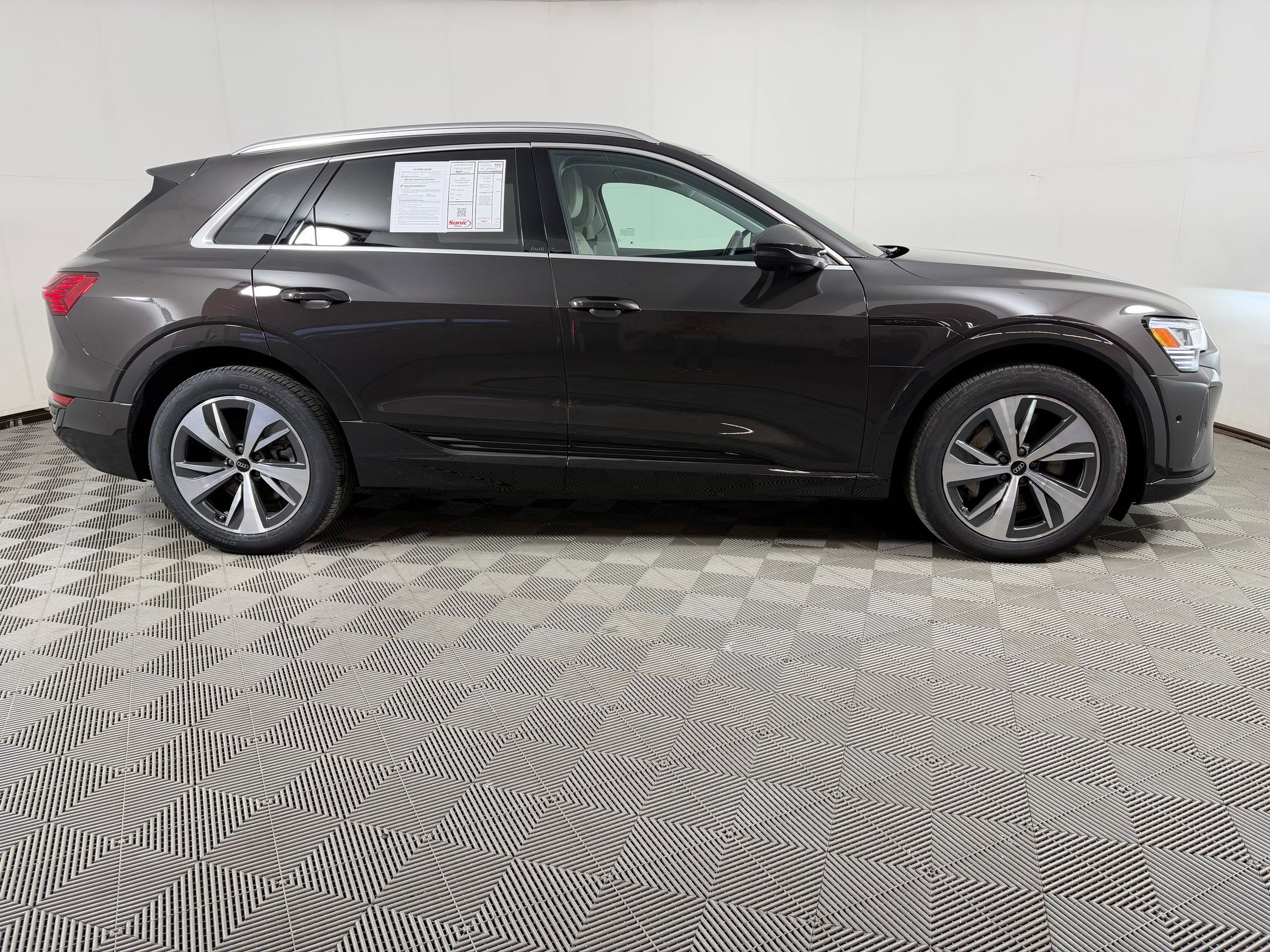 Used 2024 Audi Q8 e-tron Premium Plus w/ Premium Plus Package AWD/4WD image 8