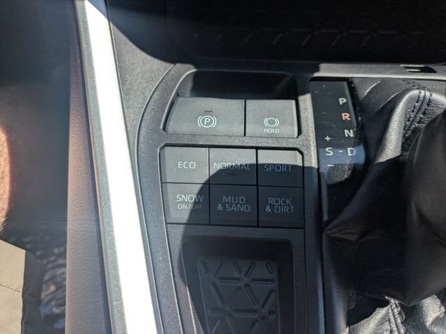 Used 2021 Toyota RAV4 LE AWD/4WD image 29