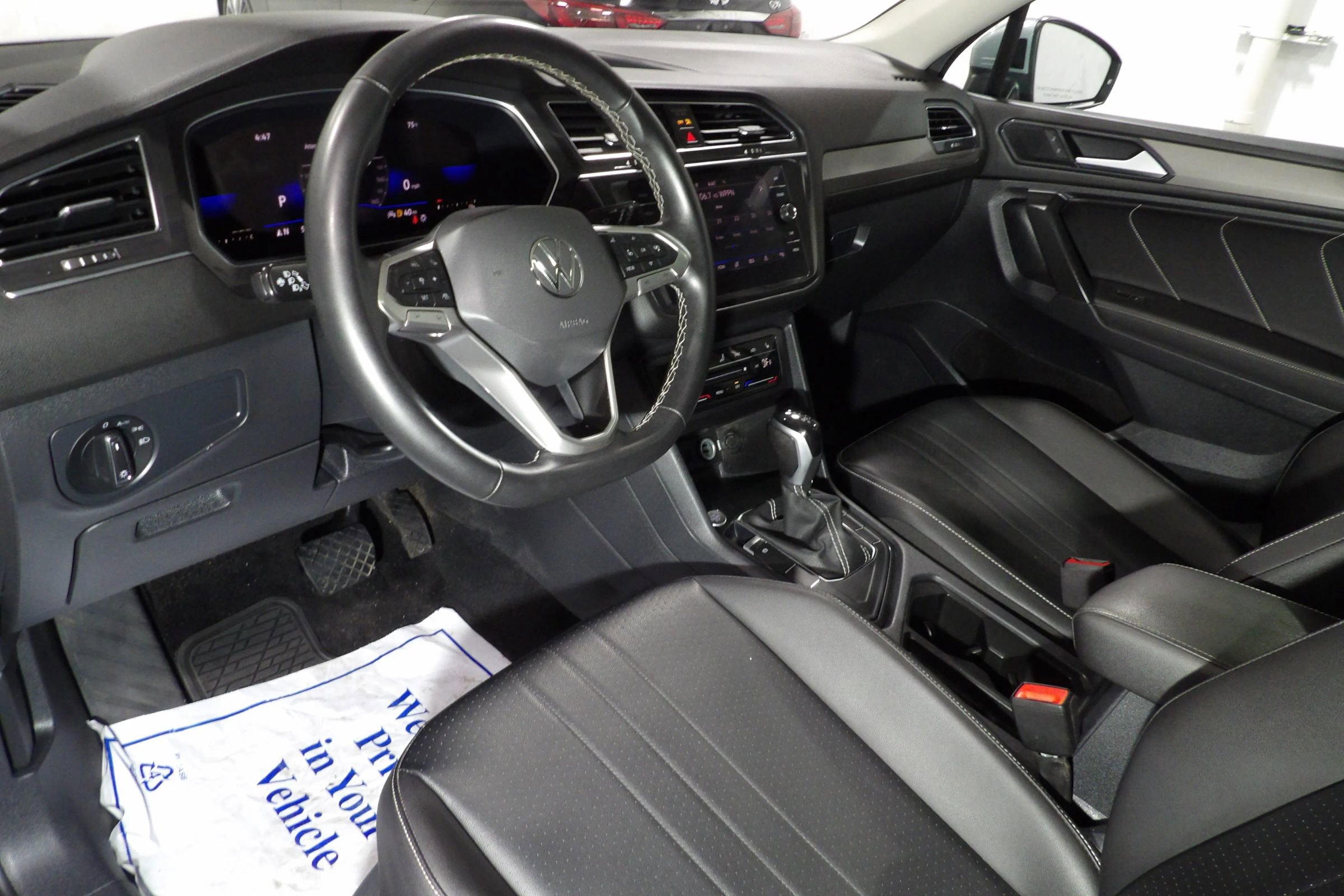 Used 2022 Volkswagen Tiguan SE w/ Panoramic Sunroof Package FWD image 11