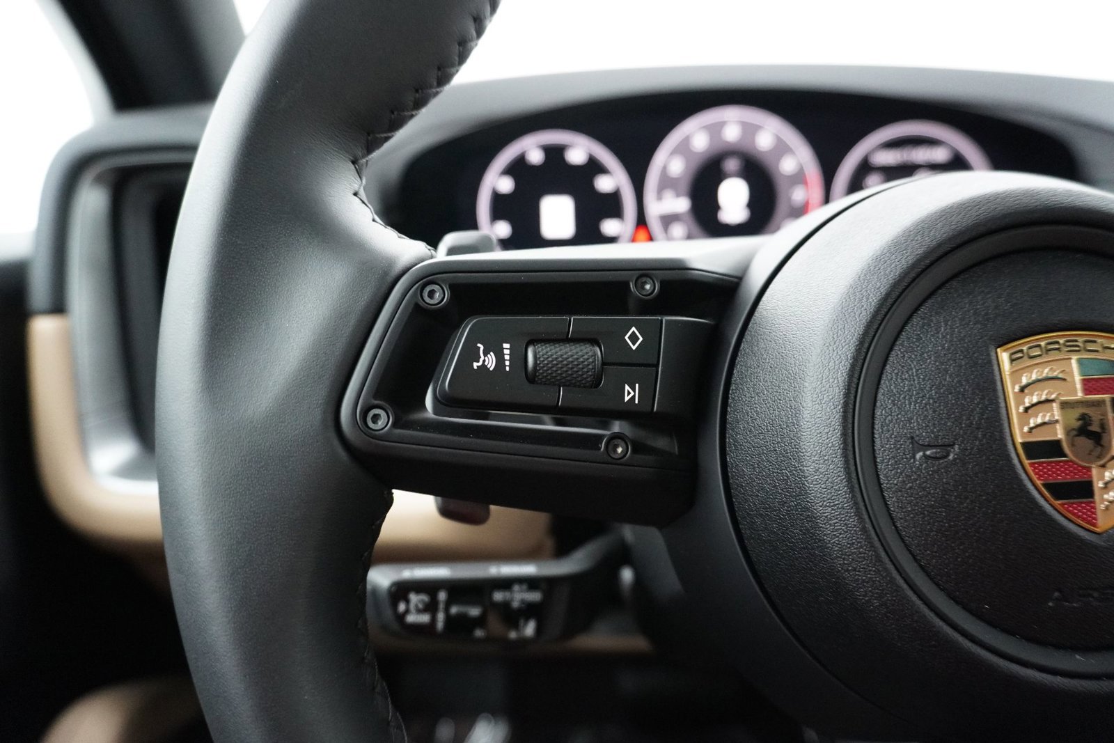 Certified 2025 Porsche Cayenne image 21