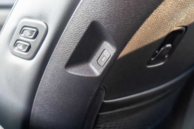 Used 2025 Kia Carnival EX image 23