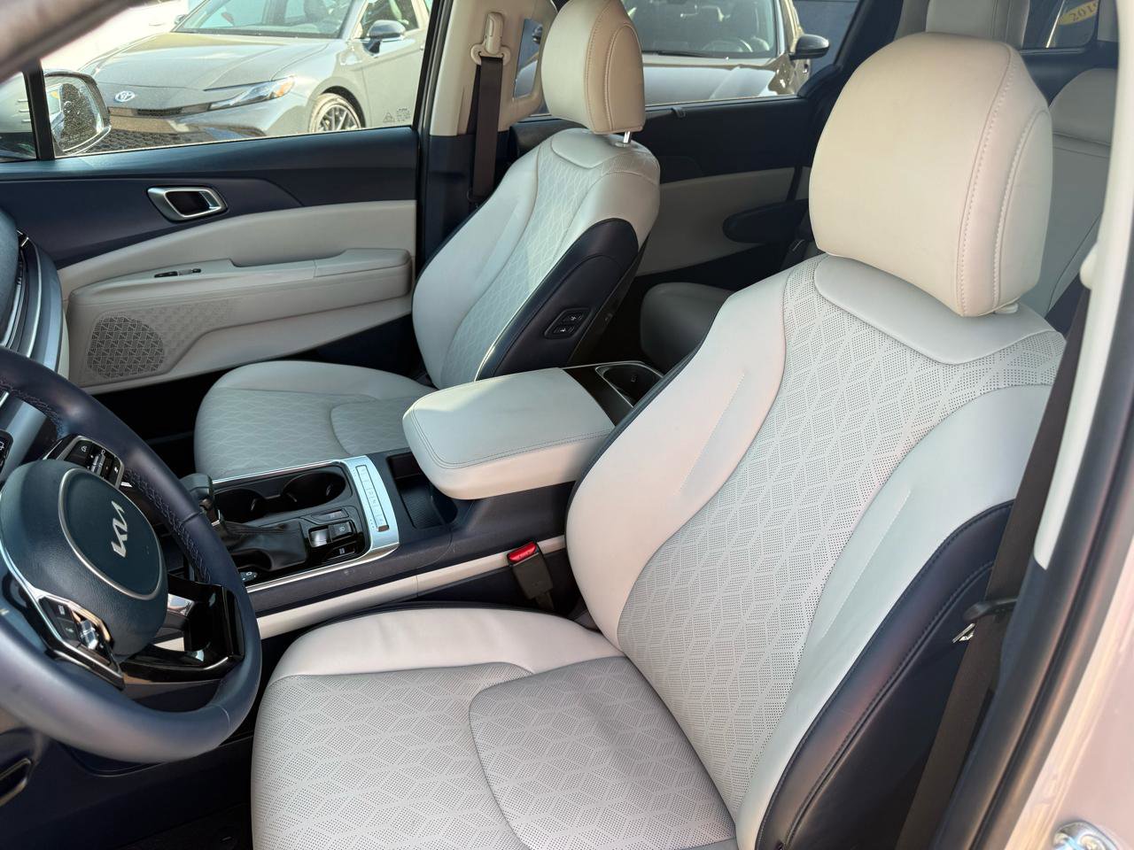 Used 2025 Kia Carnival EX image 8