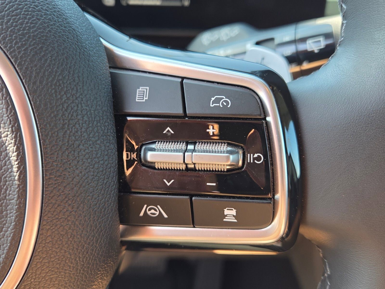 Used 2025 Kia Carnival EX image 29