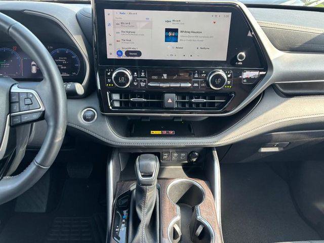 Certified 2025 Toyota Highlander Limited AWD/4WD image 13