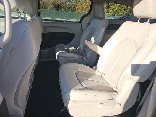 Used 2021 Chrysler Pacifica Touring-L image 13