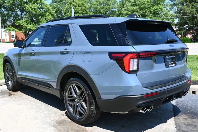 Used 2025 Ford Explorer ST AWD/4WD image 7