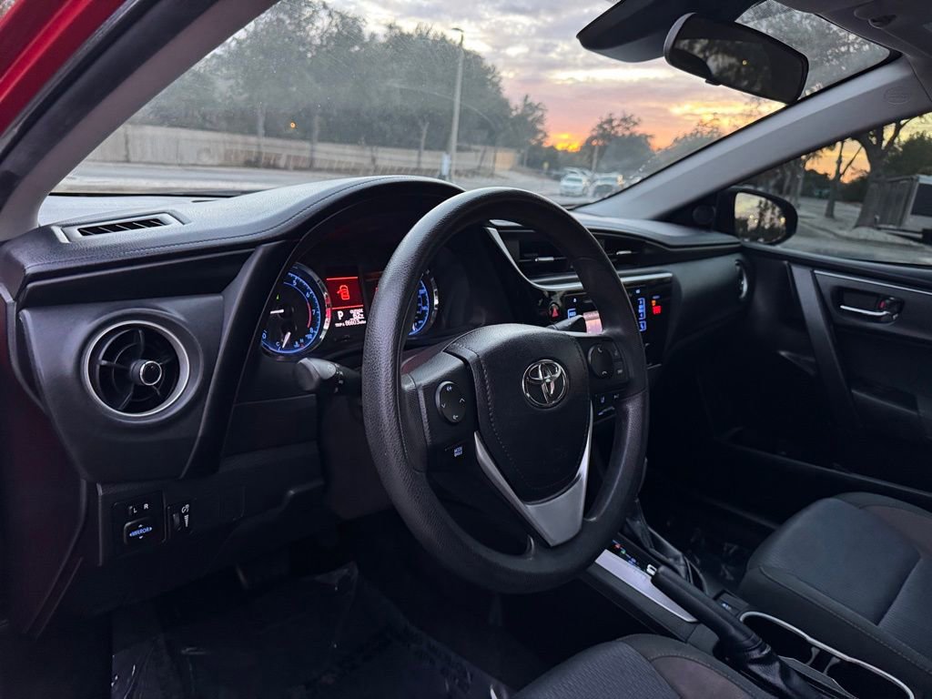 Used 2018 Toyota Corolla LE image 32