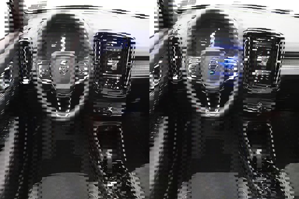 Used 2025 Volvo XC40 B5 Plus image 13