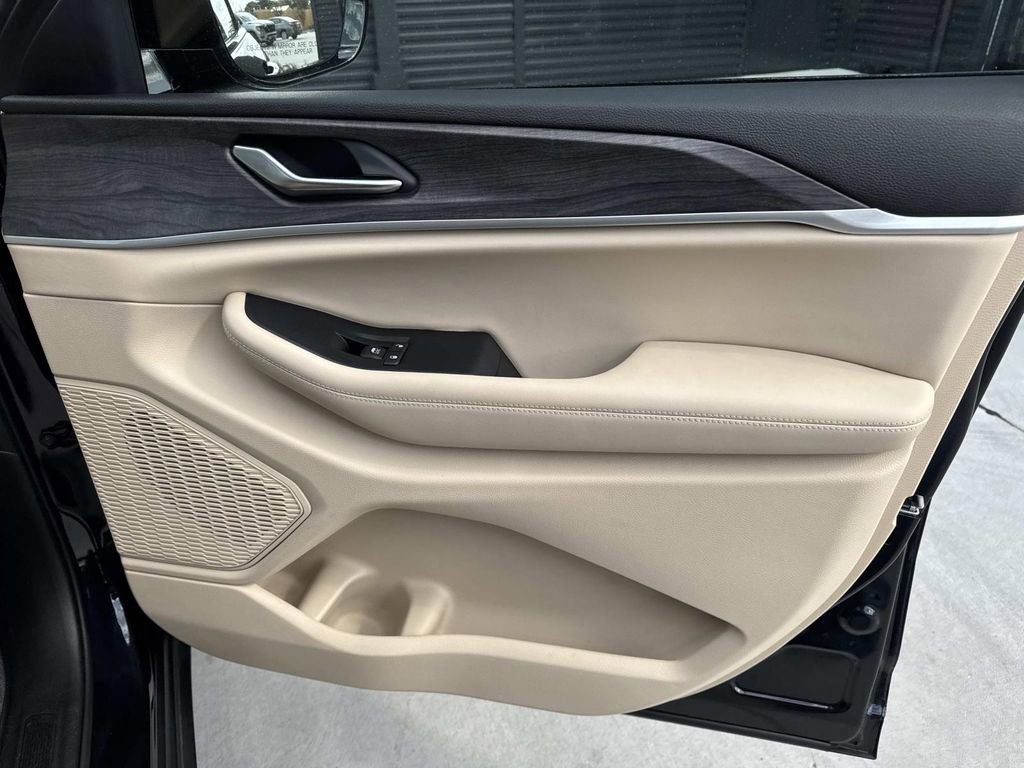 Used 2023 Jeep Grand Cherokee L Limited image 19