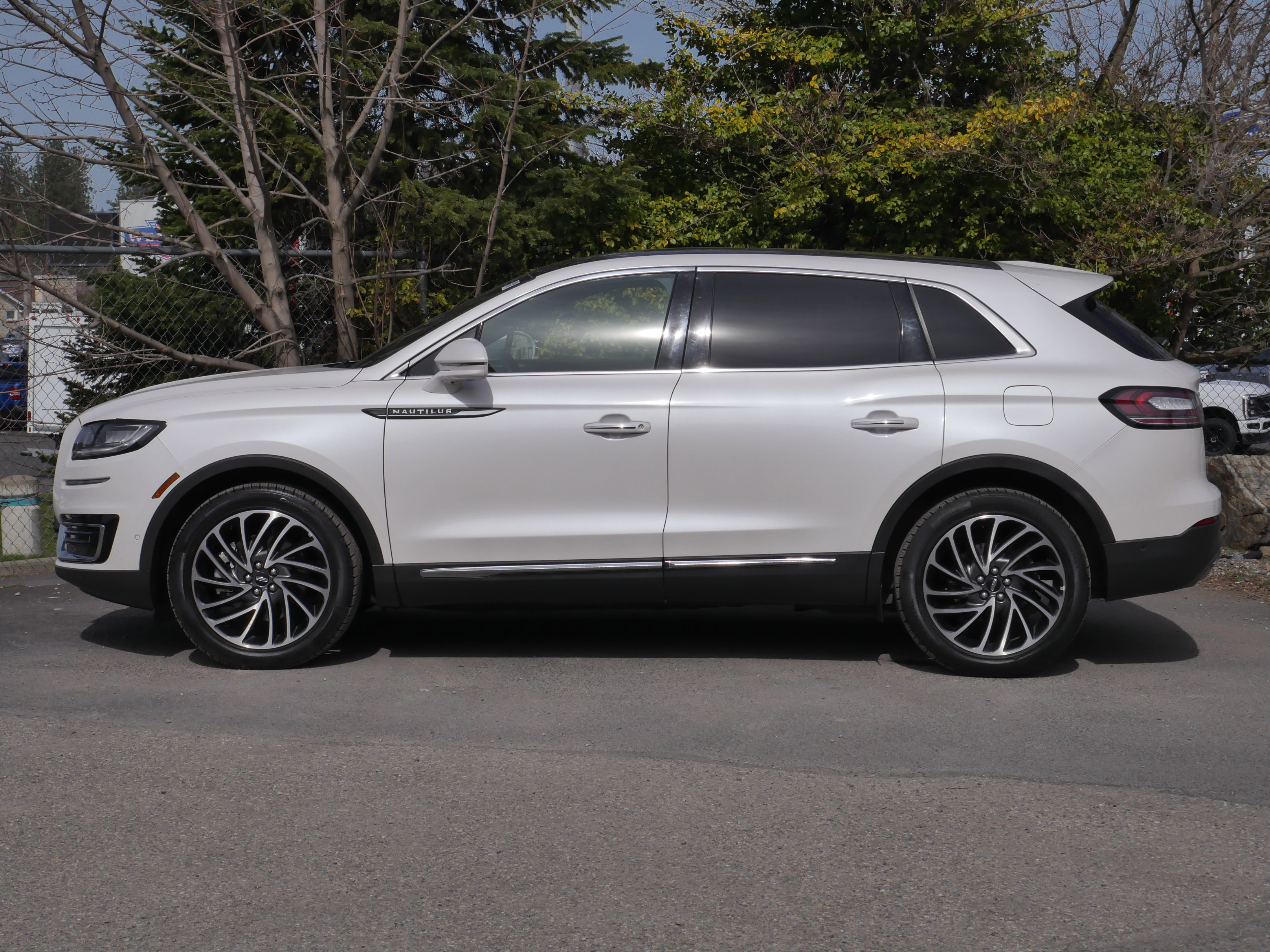 Used 2019 Lincoln Nautilus Reserve image 3
