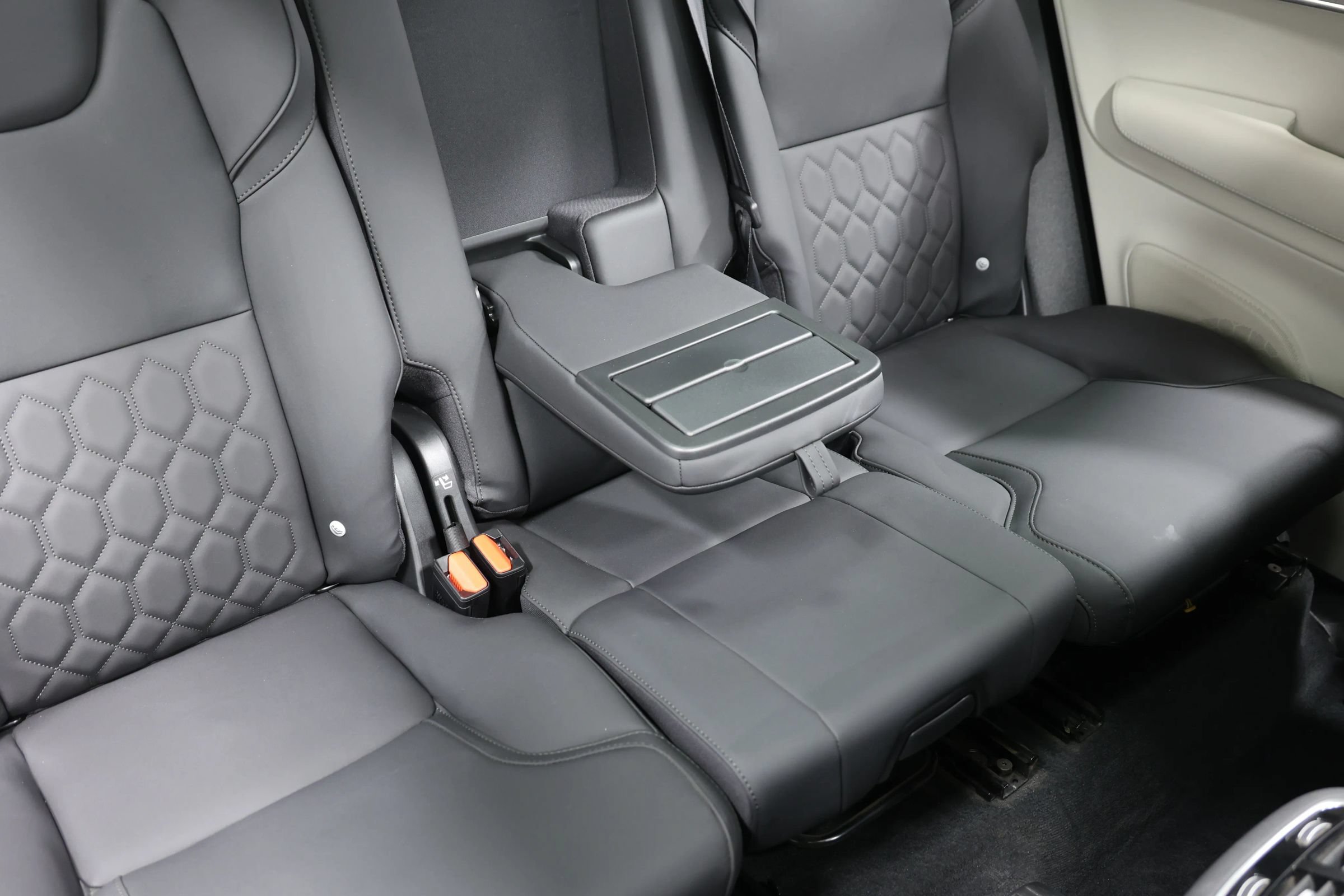 Used 2025 Volvo XC90 T8 Plus w/ Protection Package Premier AWD/4WD image 85
