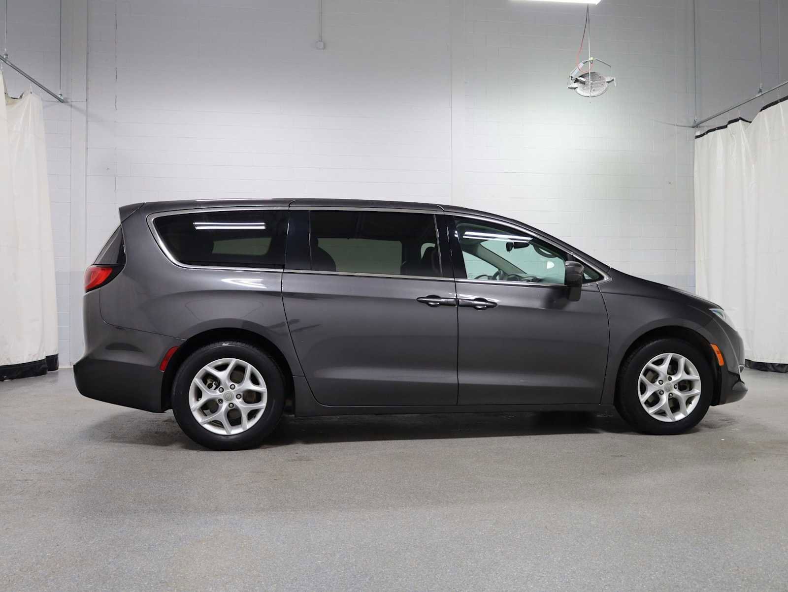 Used 2018 Chrysler Pacifica Touring Plus w/ Tire & Wheel Group FWD image 10