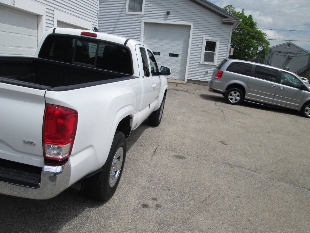 Used 2016 Toyota Tacoma SR5 AWD/4WD image 10