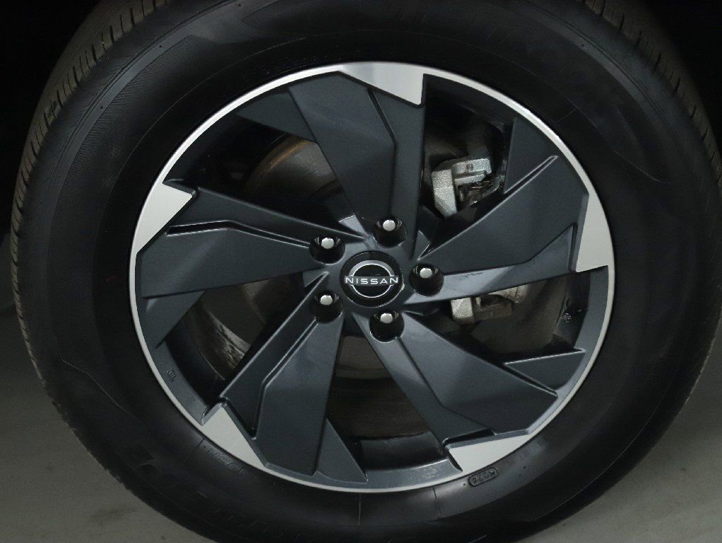 Certified 2025 Nissan Rogue SV image 10