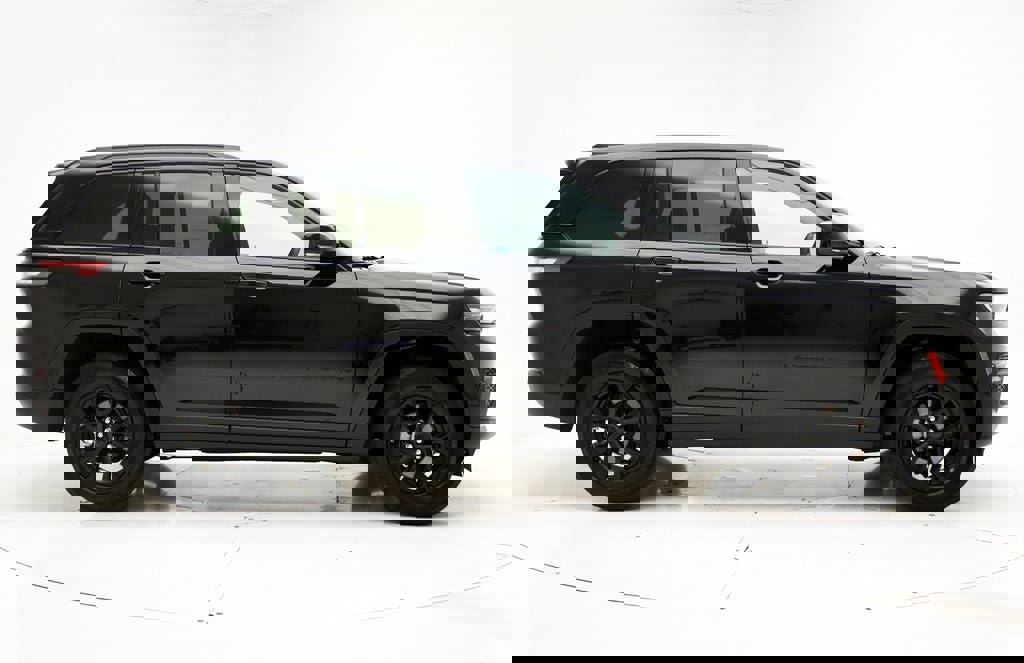 Used 2025 Jeep Grand Cherokee Altitude AWD/4WD image 3