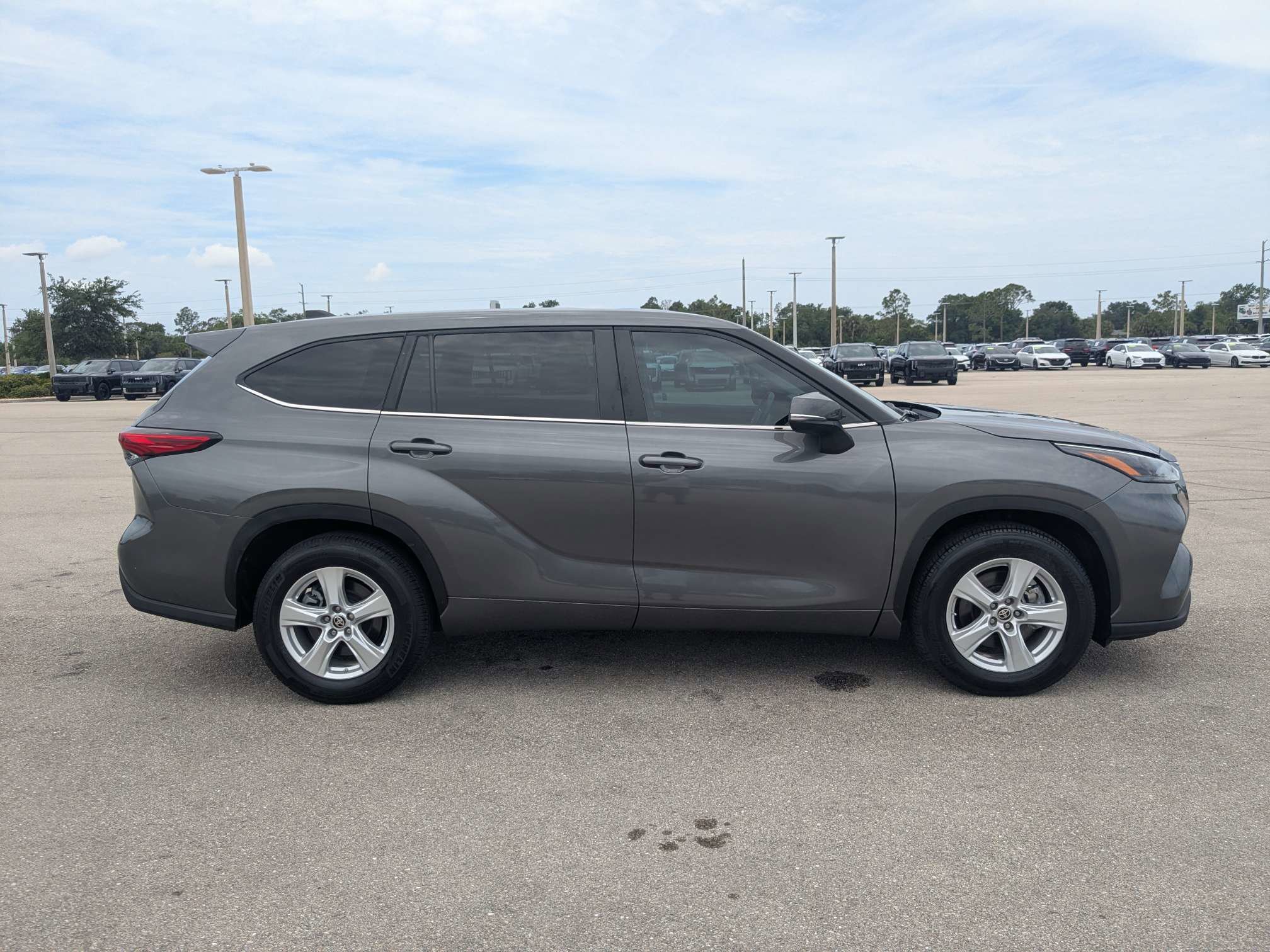 Used 2023 Toyota Highlander LE FWD image 3