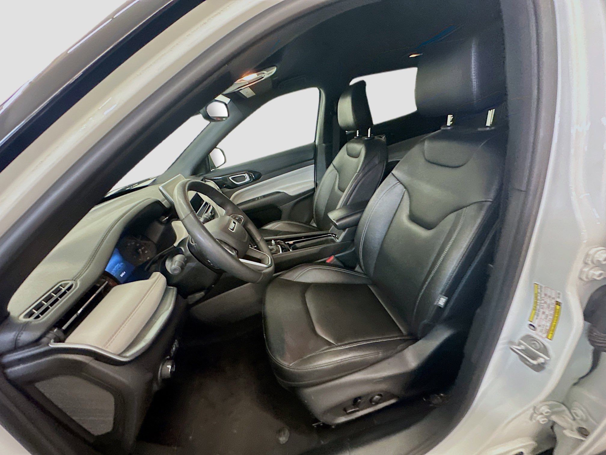 Used 2025 Jeep Compass Limited image 13