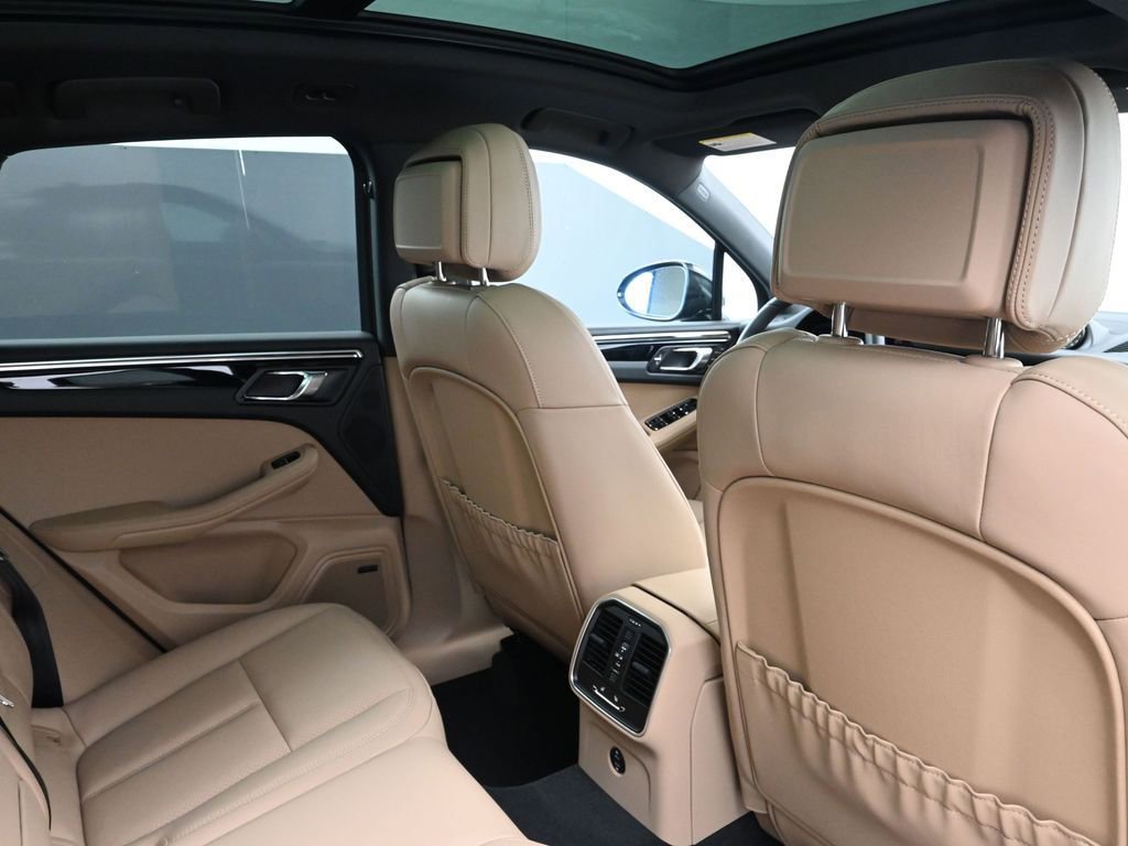 Certified 2026 Porsche Macan AWD/4WD image 7