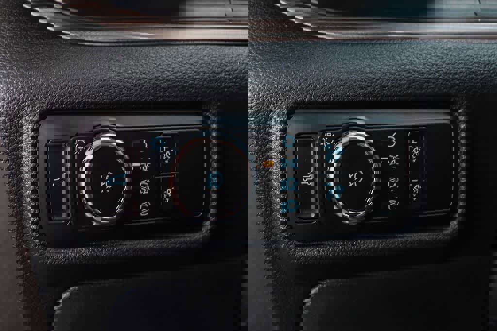 Used 2023 Ford Explorer Limited w/ Equipment Group 301A image 25