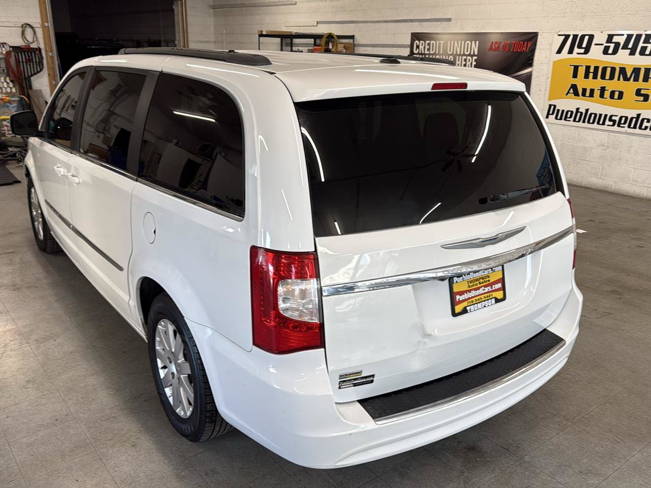 Used 2015 Chrysler Town & Country Touring FWD image 96