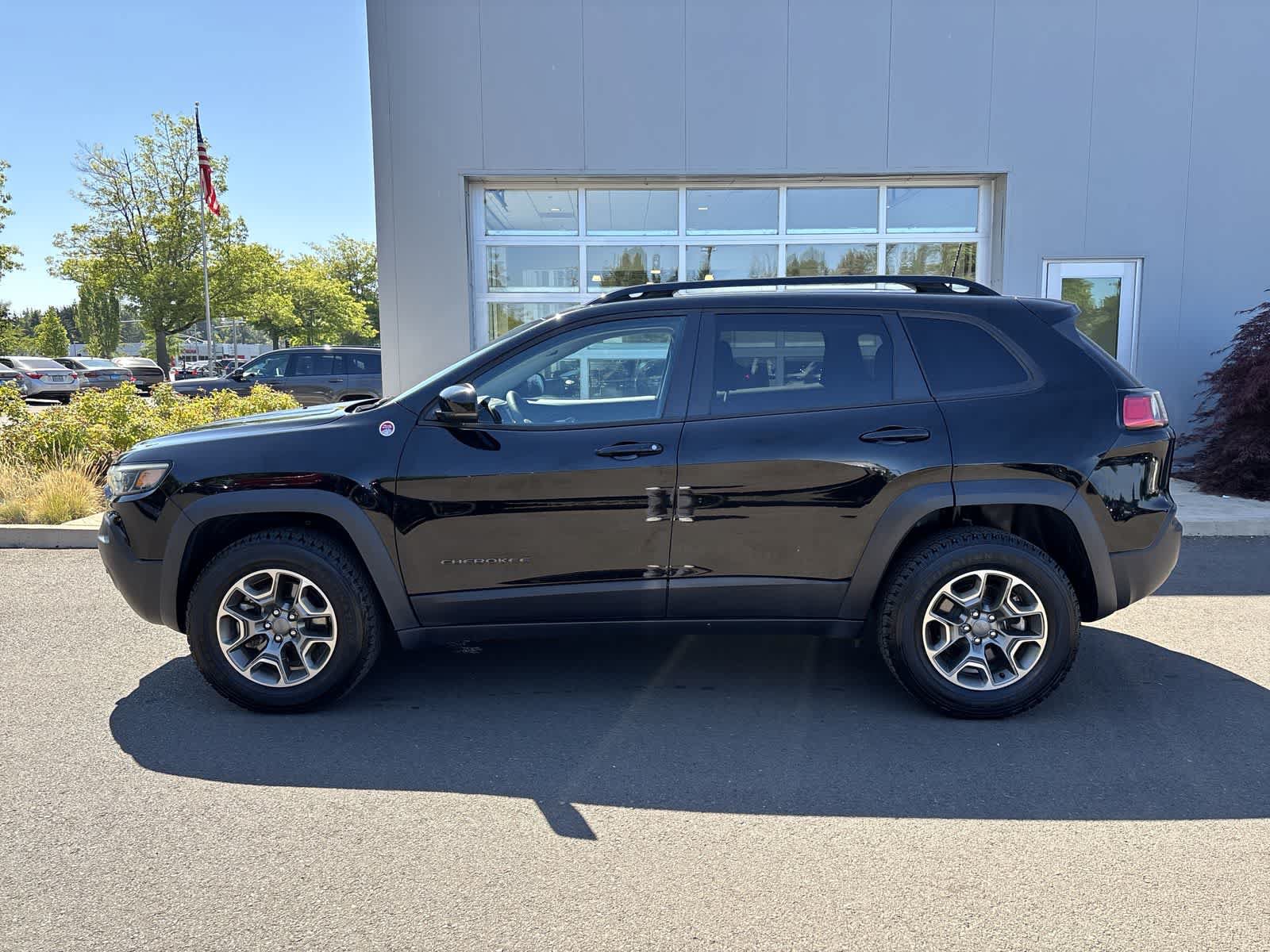 Used 2022 Jeep Cherokee Trailhawk AWD/4WD image 2