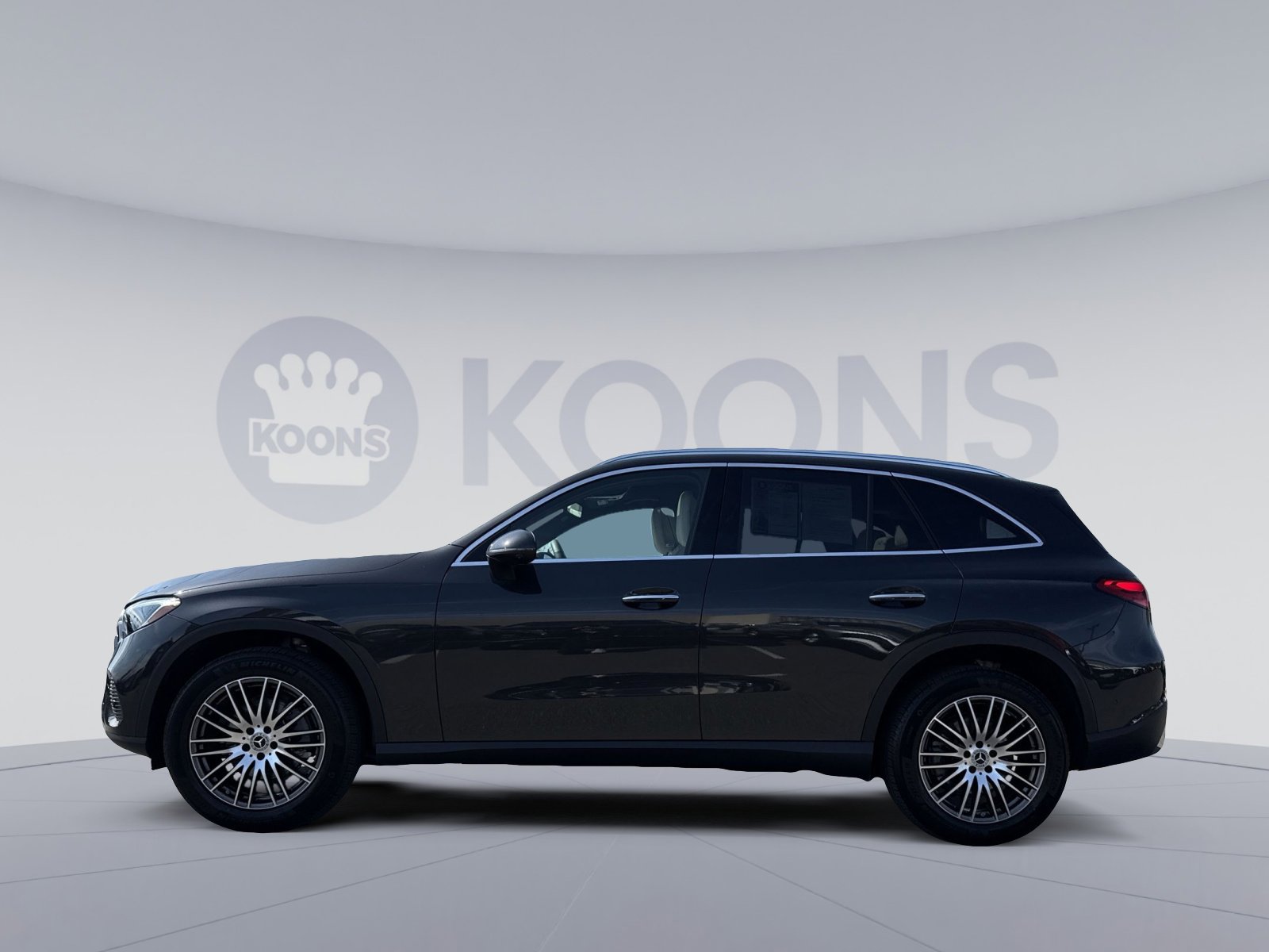 Used 2025 Mercedes-Benz GLC 300 4MATIC image 2