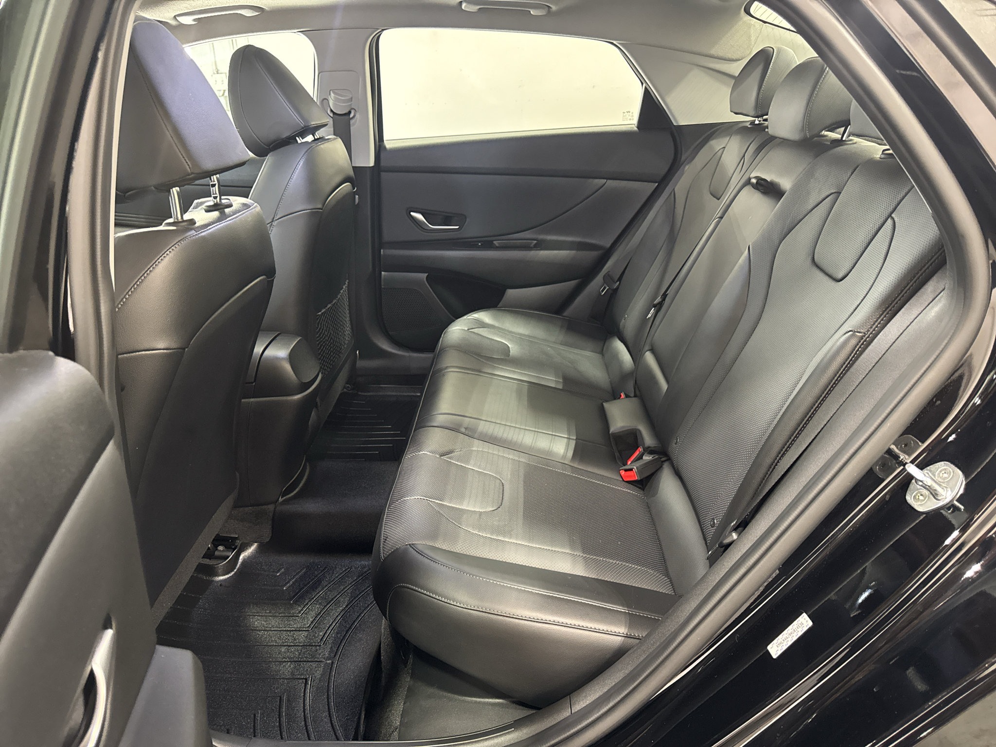 Used 2022 Hyundai Elantra Limited w/ Preferred Accessory Package FWD image 23