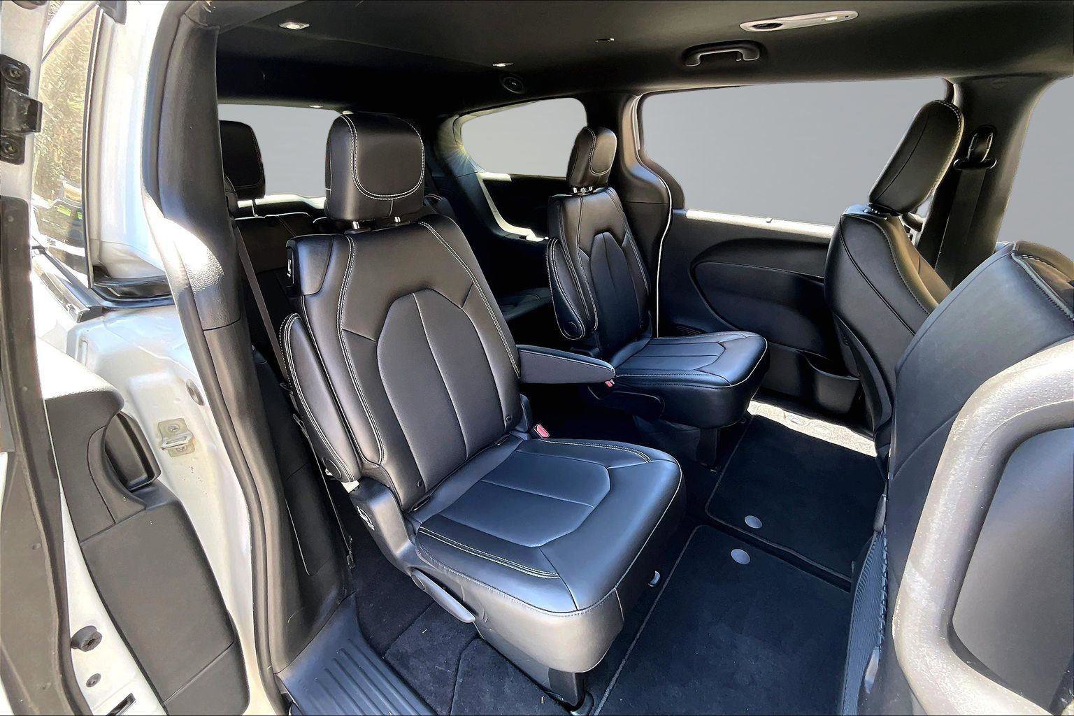 Used 2025 Chrysler Pacifica Select image 28