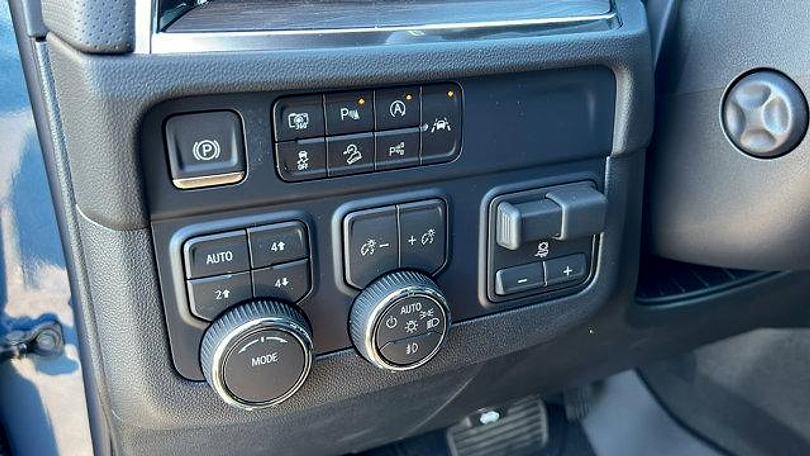 New 2026 Chevrolet Suburban Premier image 31