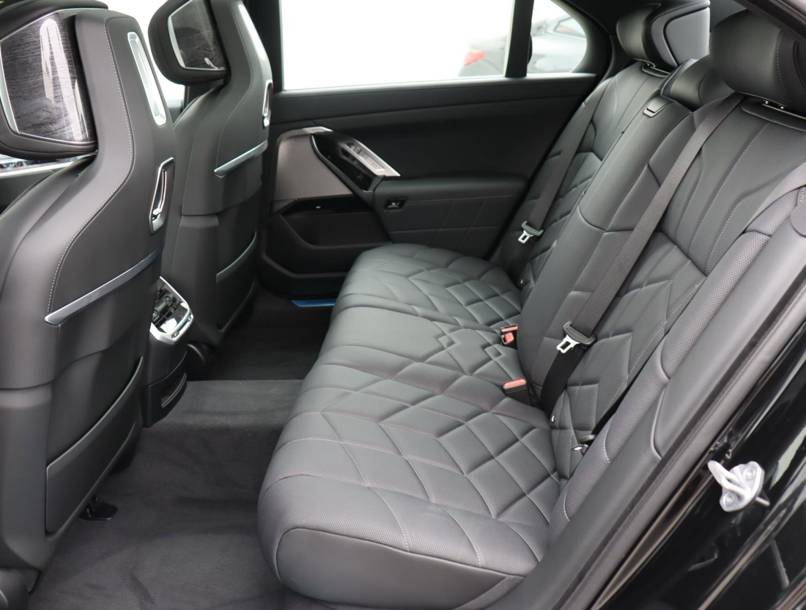 New 2026 BMW 750e xDrive w/ Executive Package image 15