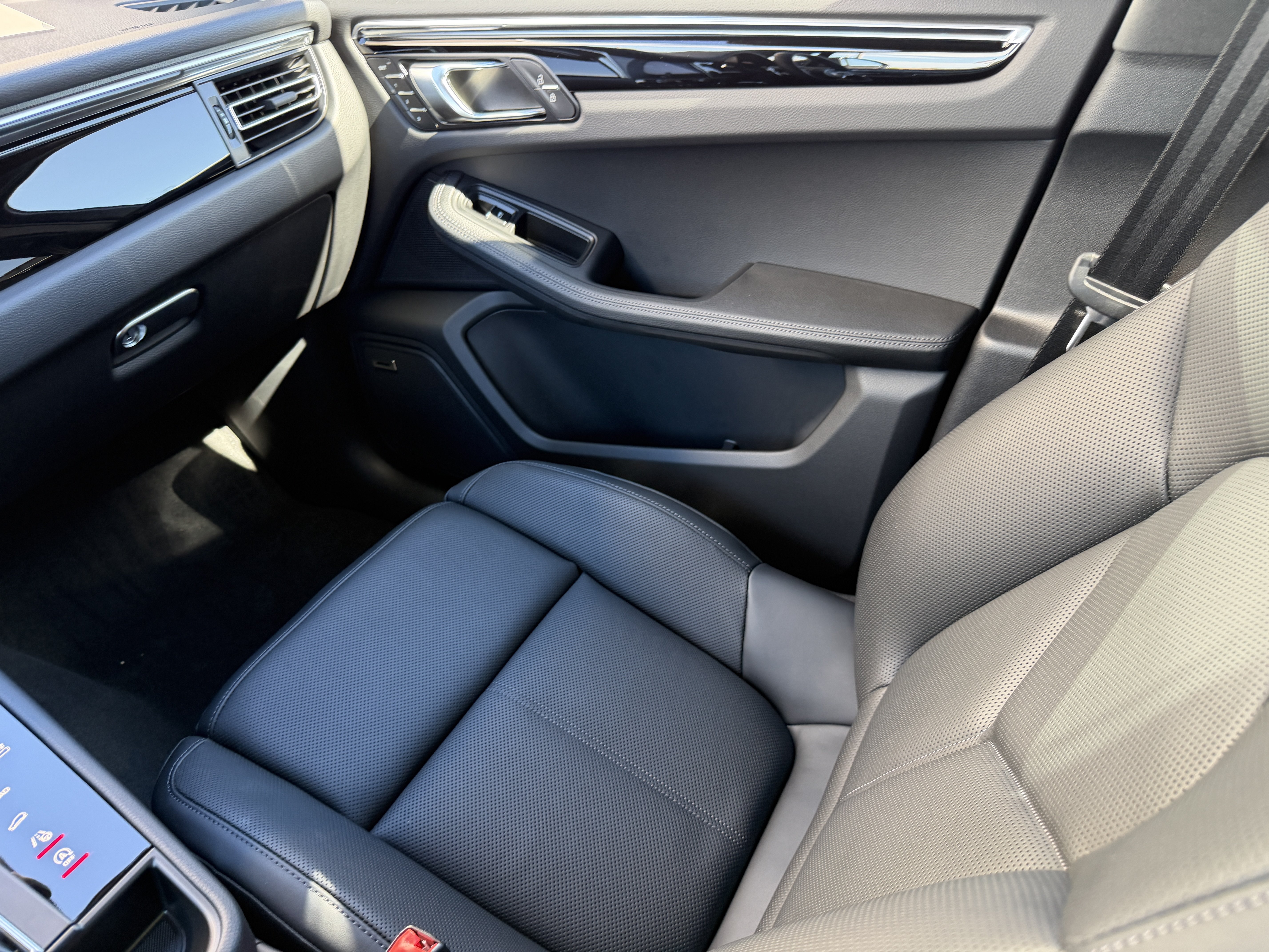 Certified 2025 Porsche Macan AWD/4WD image 4