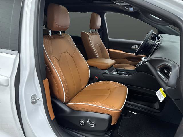 New 2026 Chrysler Pacifica Pinnacle w/ Trailer Tow Group image 32